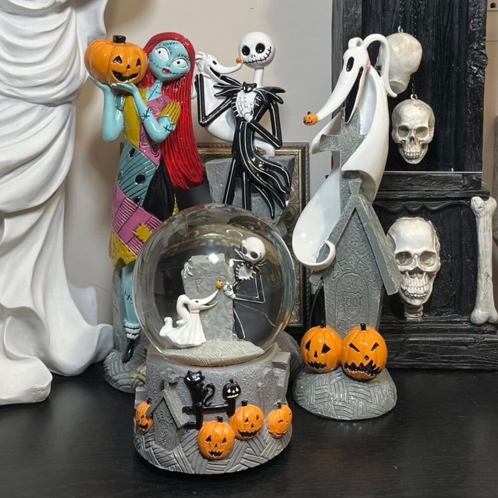 The Nightmare Before Christmas Halloween Figurine and Waterglobe Bundle (4)